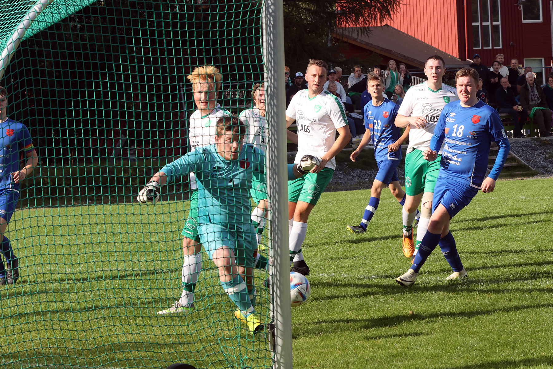 N&aelig;re p&aring; at det ikke ble et nytt m&aring;l for Flatanger, men keeper var framp&aring; med foten.