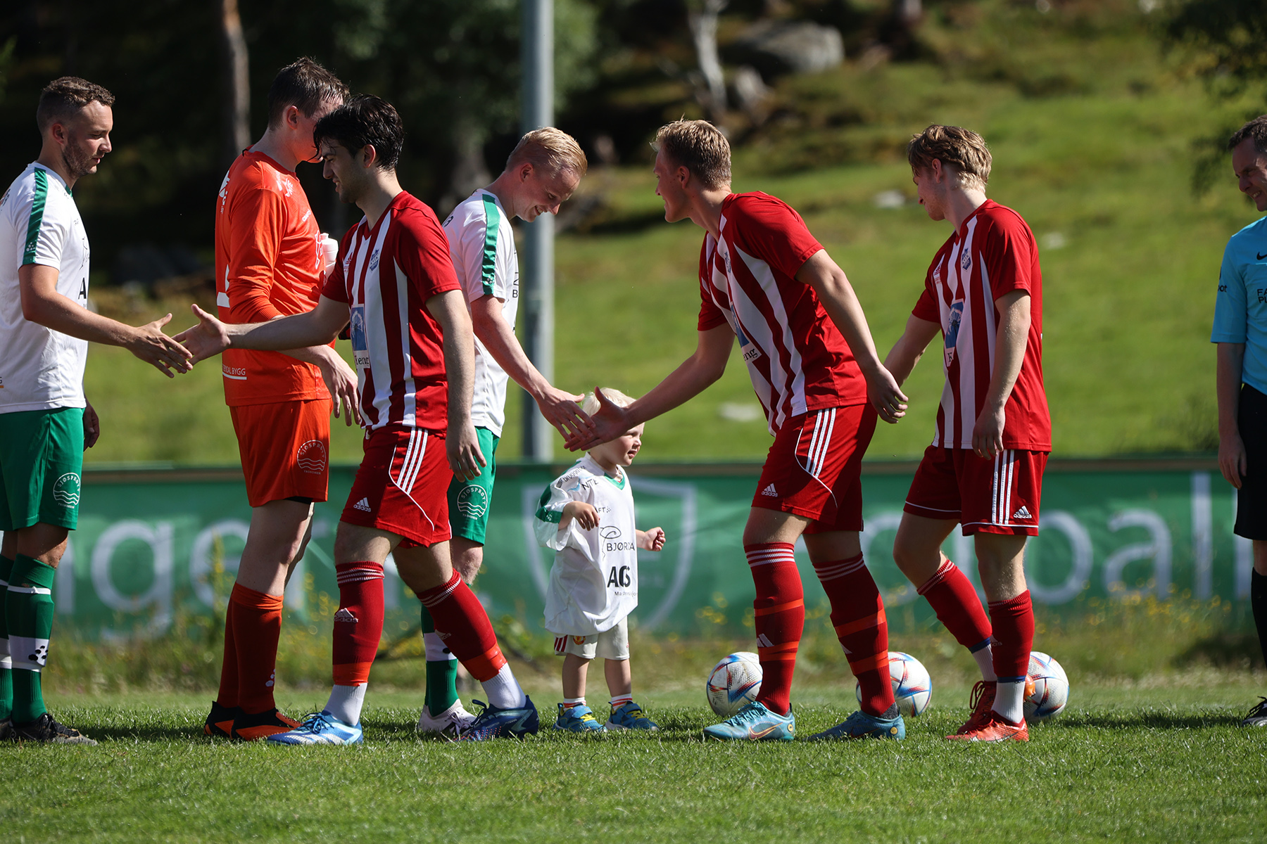 Flatanger stilte med egen maskot, som gjorde "high five" med alle Kvik-spillerne.