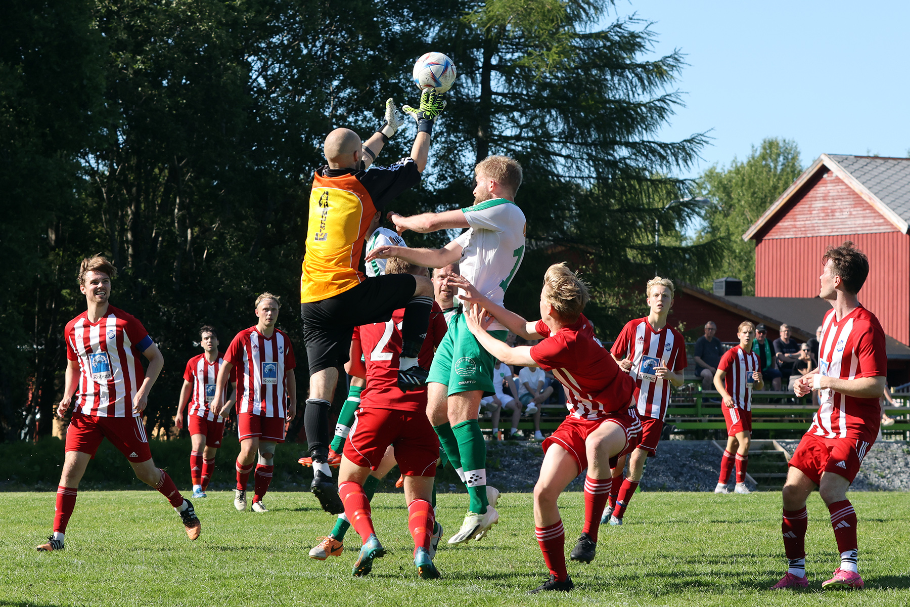 Kviks keeper Johannes Kje&oslash;y Grimelid var h&oslash;yt og lavt, og umulig &aring; komme rundt for Flatanger.