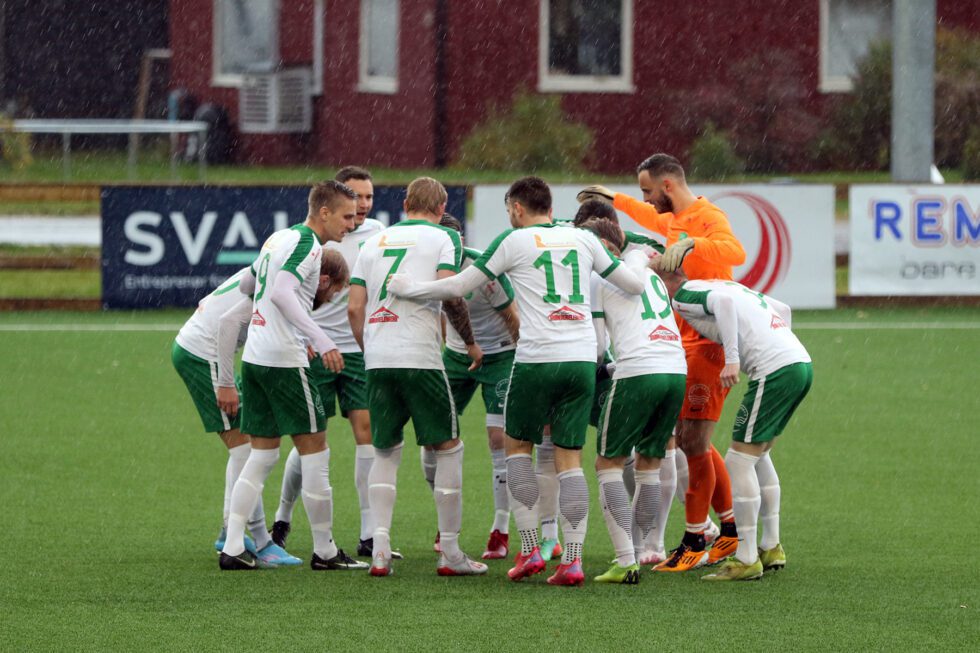 Flatanger med kamprop i regnv&aelig;ret p&aring; Bangsund stadion f&oslash;r kampen.