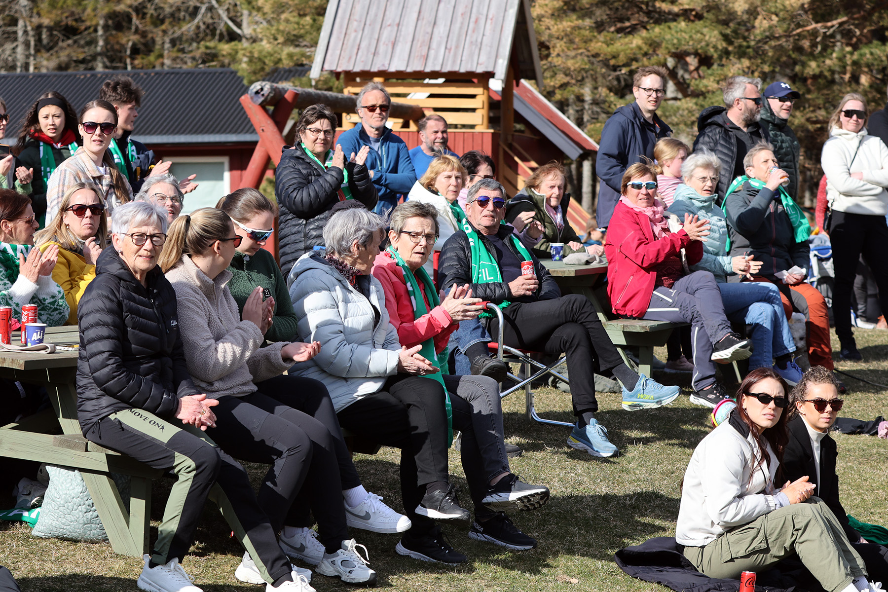 Folk møtte opp i godværet for å se Flatangers første hjemmekamp i år.