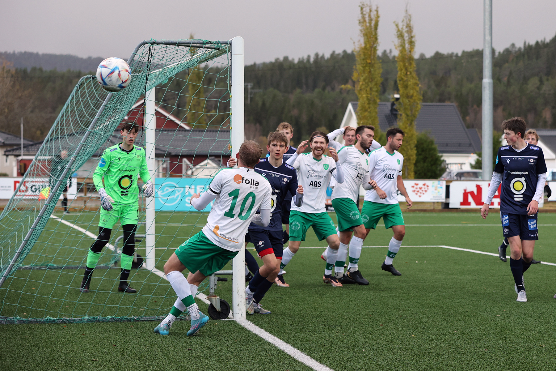 Det kunne lett ha blitt flere mål til Flatanger. Her rakk ikke Ola Kristian Dahle Høstland fram i tide, og hjørnesparket gikk ut.