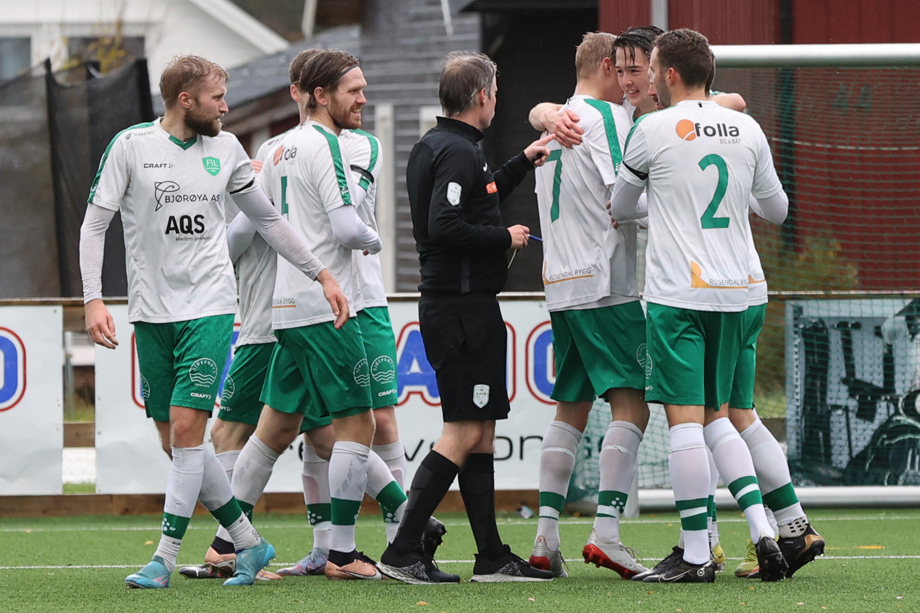 Flatanger-laget jublet etter Lucas Haagensens scoring.