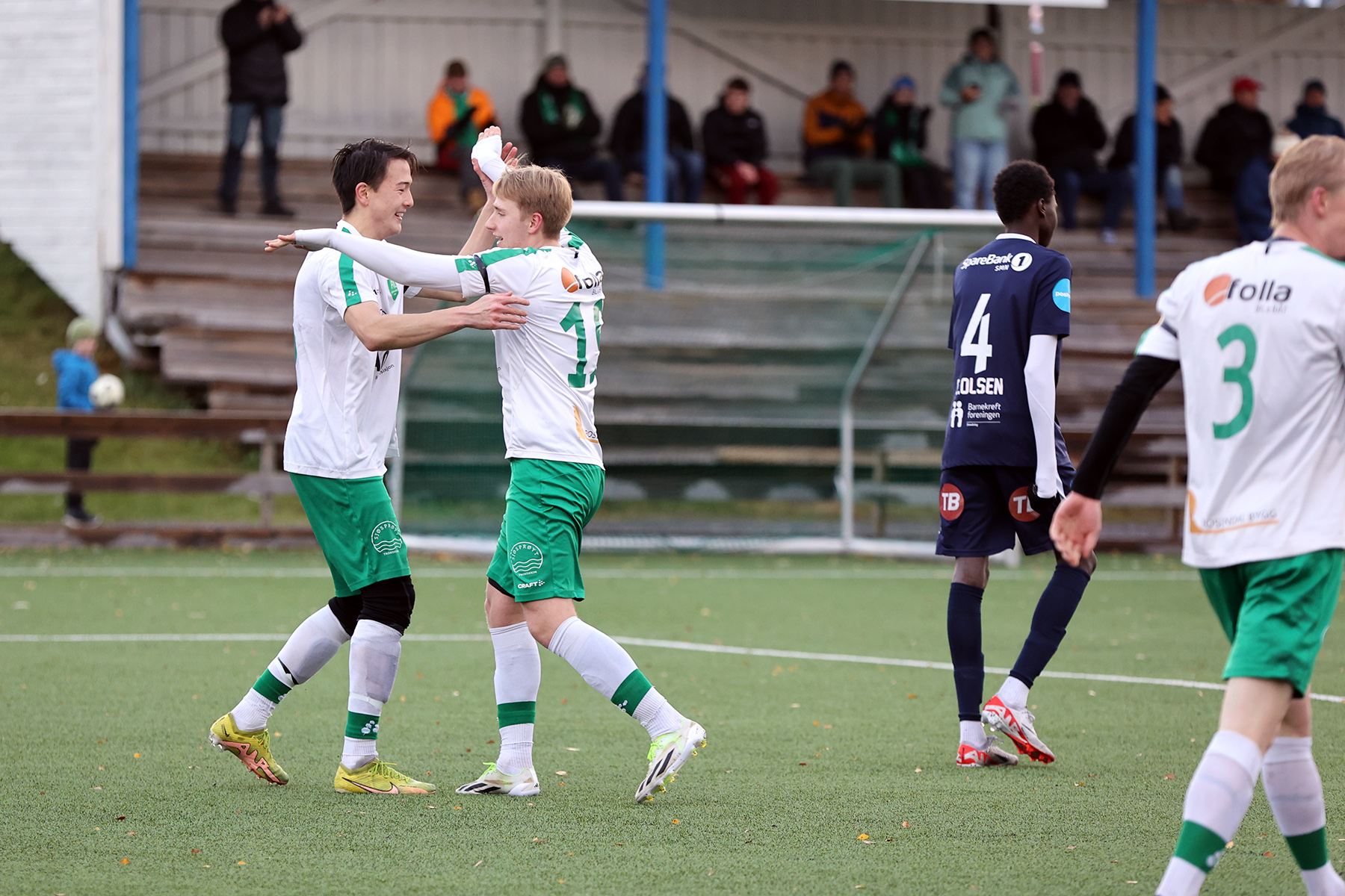 Nicolai Forås (til høyre) satte inn 5-0-målet, og Lucas Haagensen var raskt frampå og gratulerte.