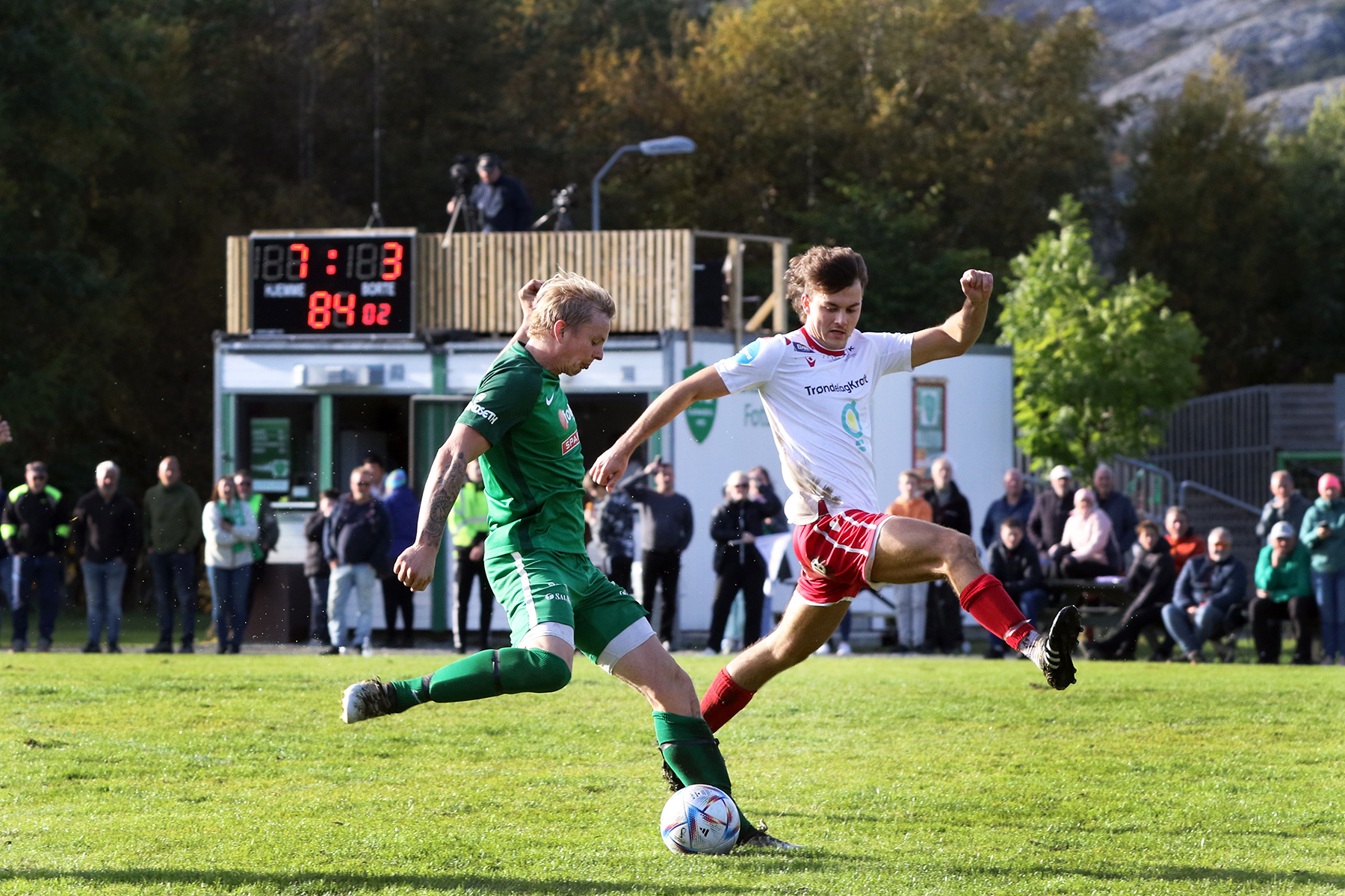 Alexander Hoddø Breistrand scorer her ett av sine tre mål! (Foto: Hanne Marie Tyldum Ribsskog)