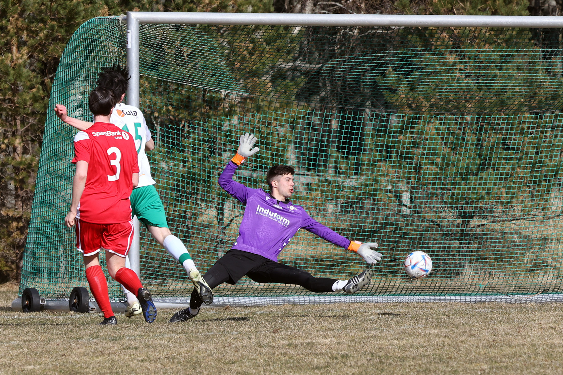 Lucas Haagensen setter ballen til side for Levangers keeper og stillingen er 2-2.
