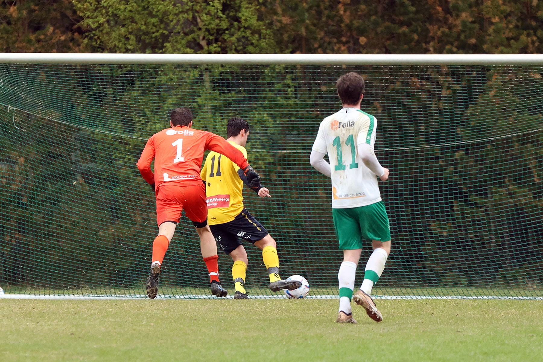 En uønsket sprett i ballen, og Lånke-angriperen får tak i ballen og setter 0-1 før pause.