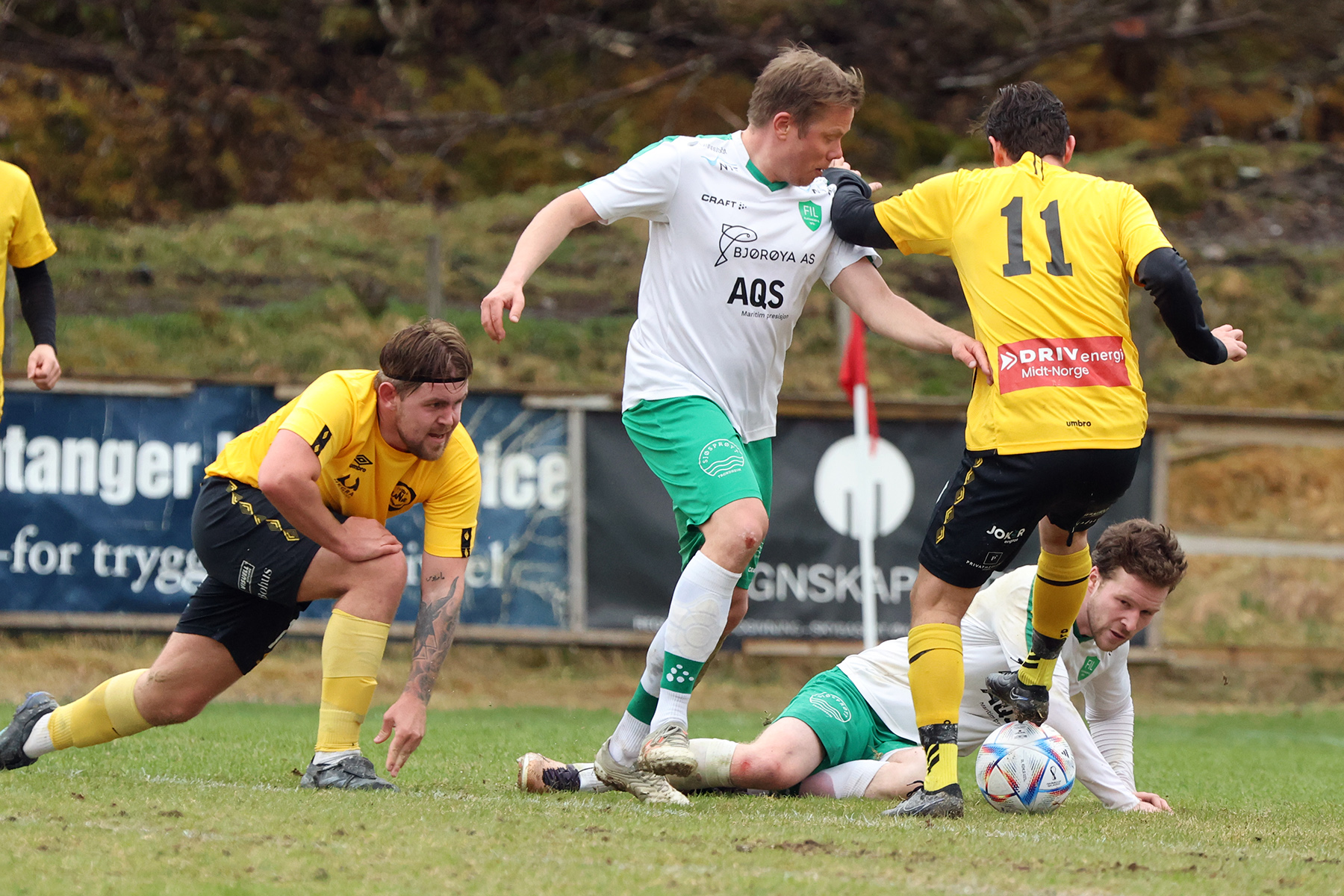 Stig Grønnerøe Sæther og Andreas Krokstad Woll i kamp mot Lånke-spillere.