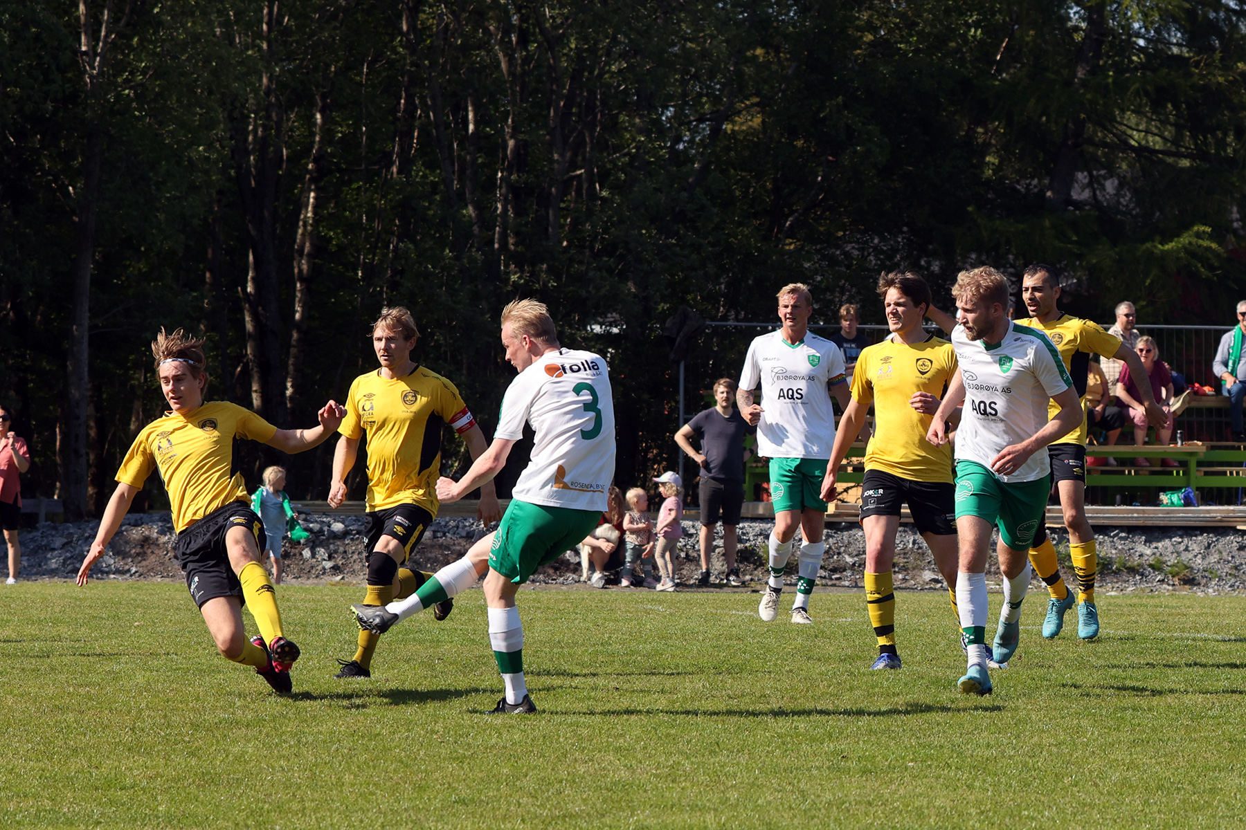 Thomas Hoddø Breistrand setter 1-1-målet for Flatanger.