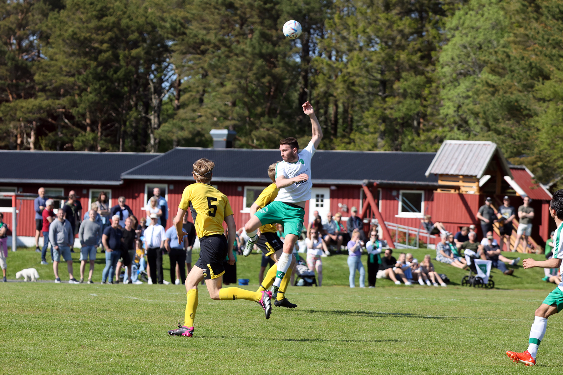 Thomas Einvik flyr høyt foran 200 publikummere.