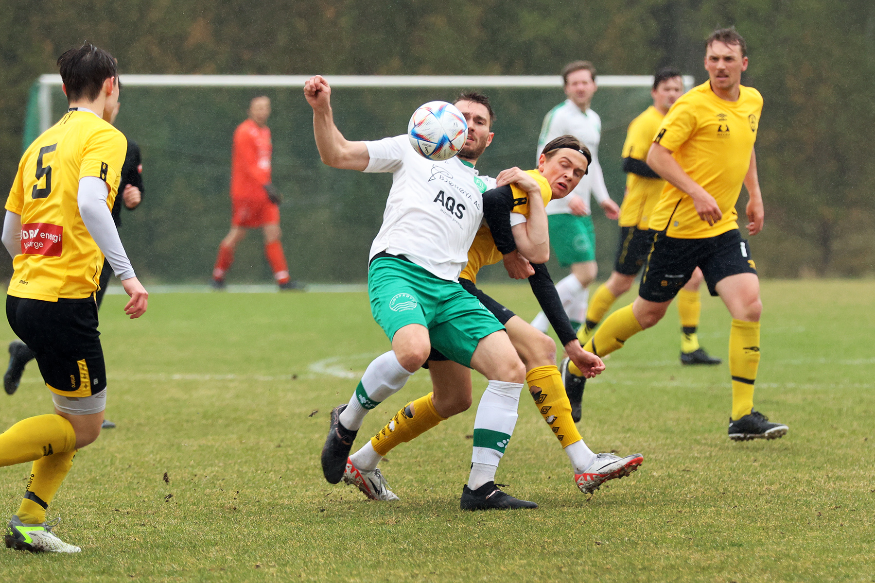 Thomas Einvik blir holdt godt i av en Lånke-spiller.