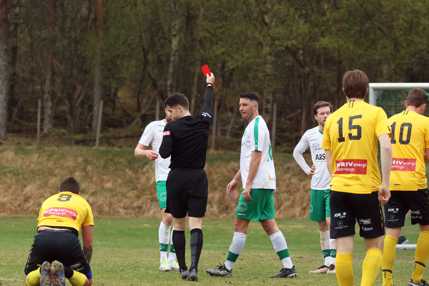 Stein Arild Nergård fikk rødt kort for å ha felt en Lånke-angriper, og måtte forlate banen.