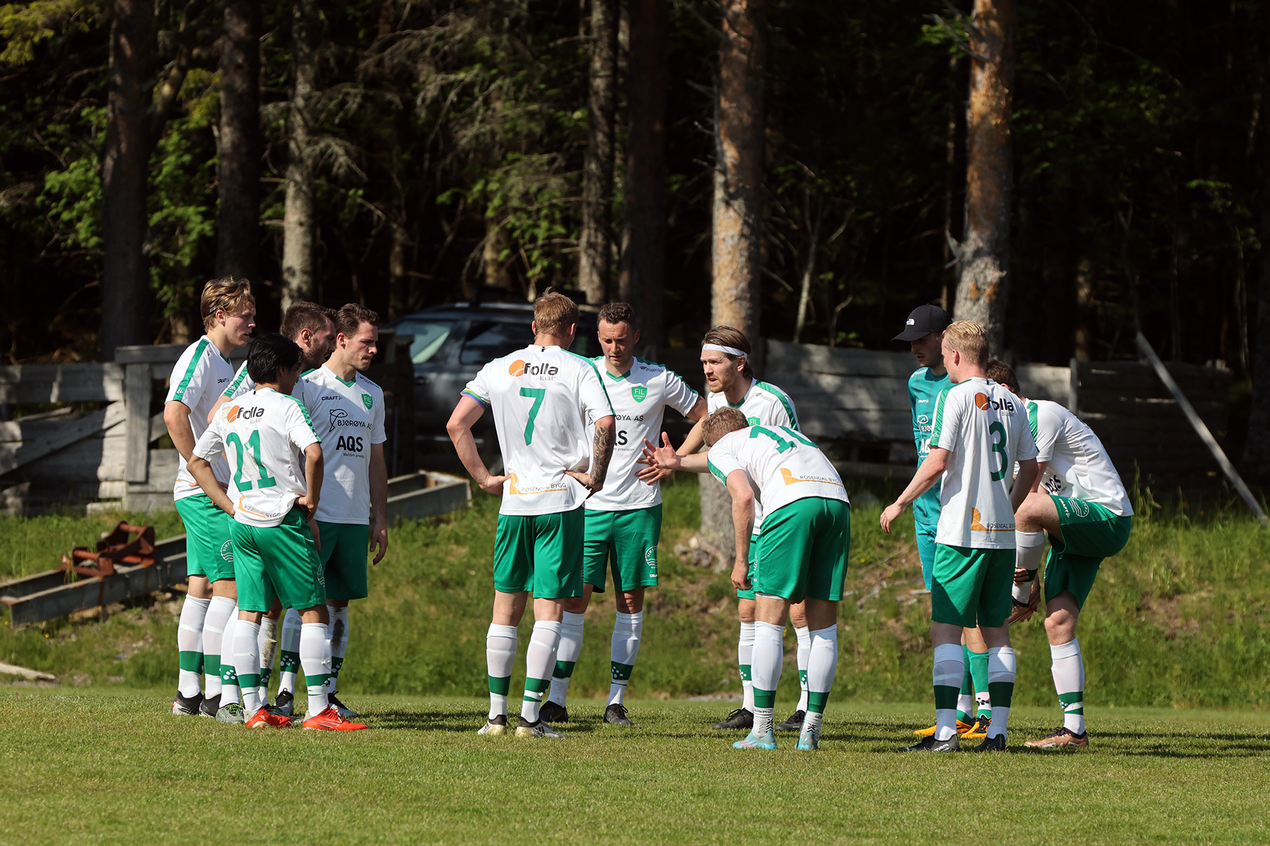 Etter en av de siste scoringene til Lånke, måtte Flatanger ta en samling i bånn før avspark.