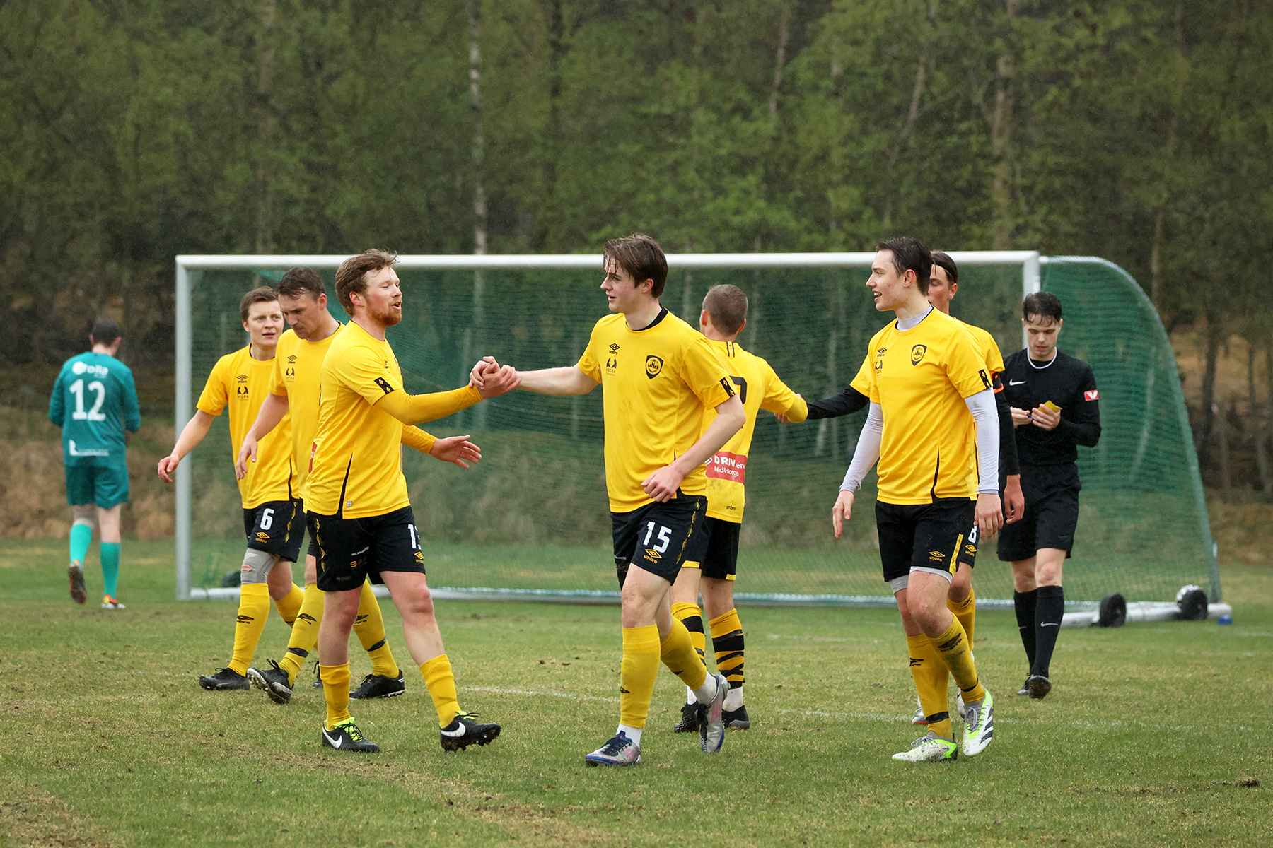 Jublende Lånke-spillere etter nok en skåring.