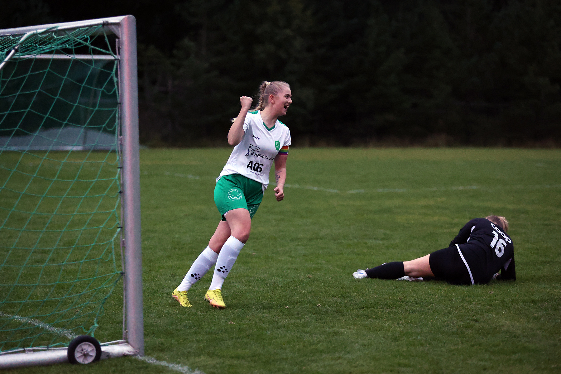 Signe Jacobsen jubler etter scoring.