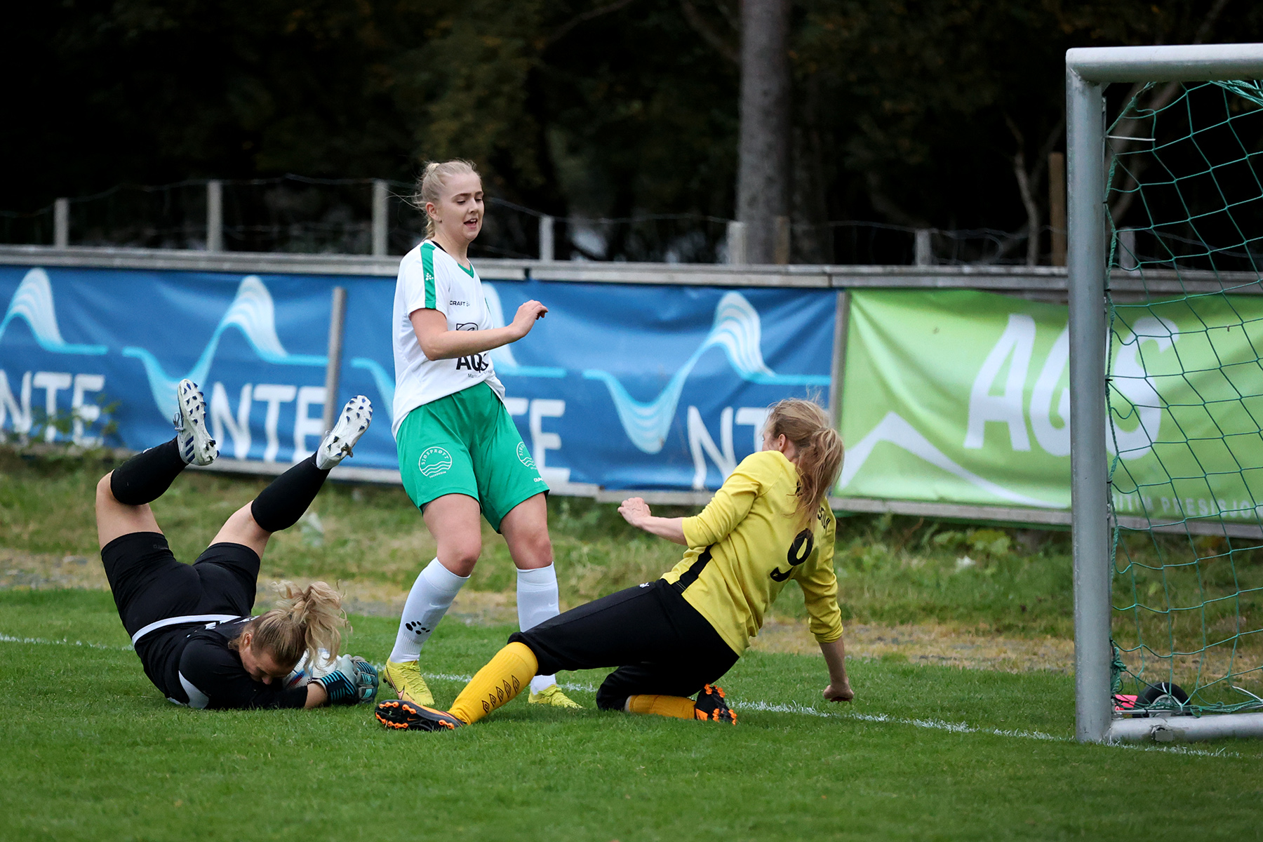 Tross flere sjanser, ble det ingen m&aring;l i f&oslash;rste omgang. Her avverger Namdalseids keeper Kaja Klaussen S&oslash;r&oslash; et angrep fra Signe Jakobsen.