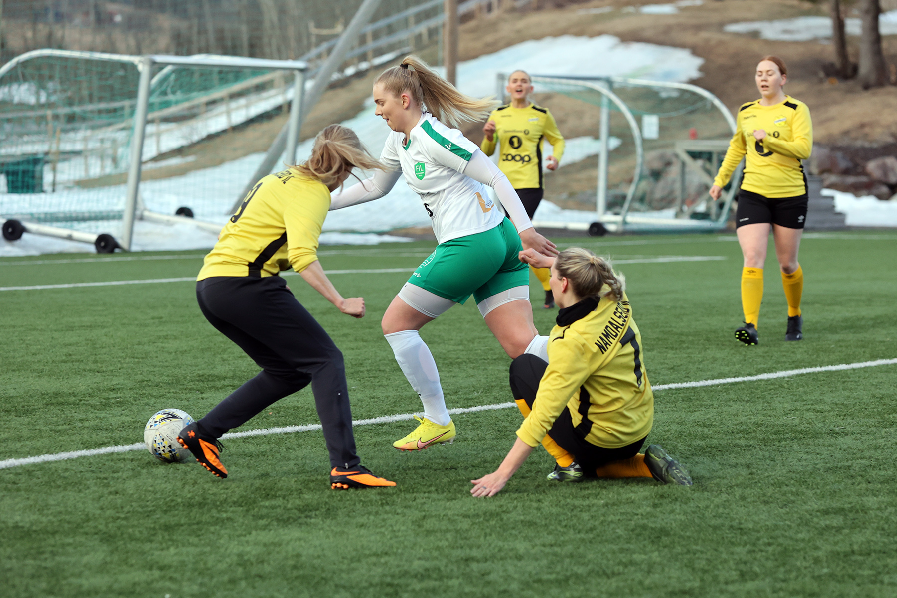Signe Kristine Jakobsen dribler seg forbi Namdalseid-forsvaret og setter Flatangers første mål.