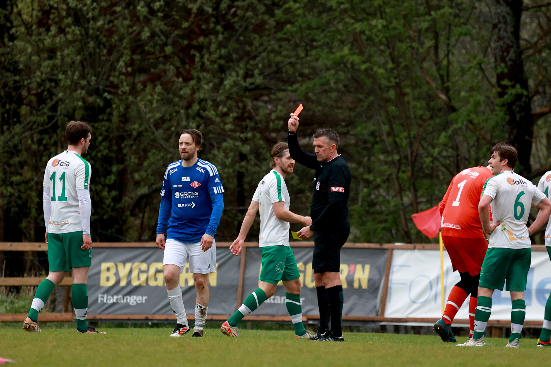 Dommer Frode Granli fant fram det røde kortet og tomålsskårer Håkon Borkmo måtte forlate banen.