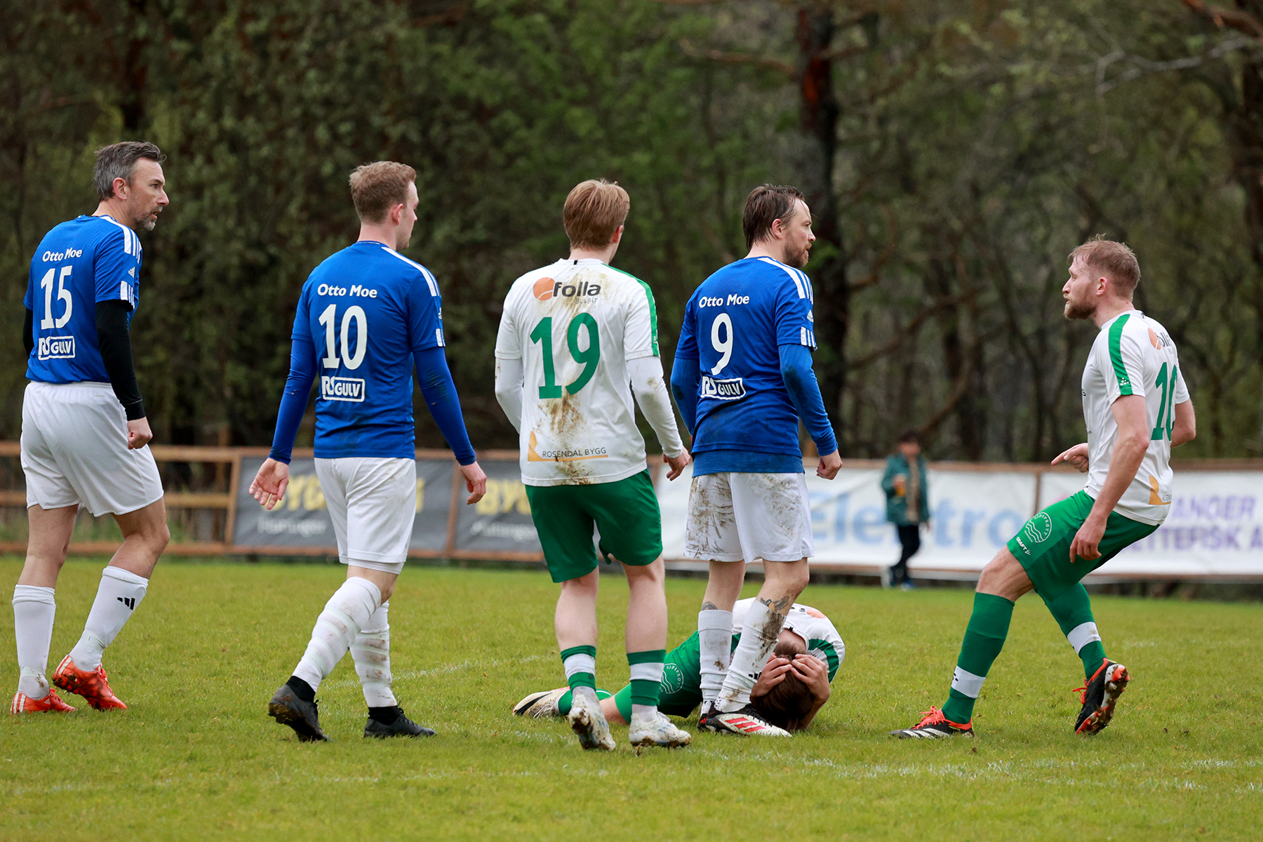 Karl Ivar Dahle Høstland ligger nede etter å ha blitt slått etter med albuen av Namsos-spiller Håkon Borkmo, som fikk gult kort. Ett minutt senere ble han utvist etter nok et gult kort.