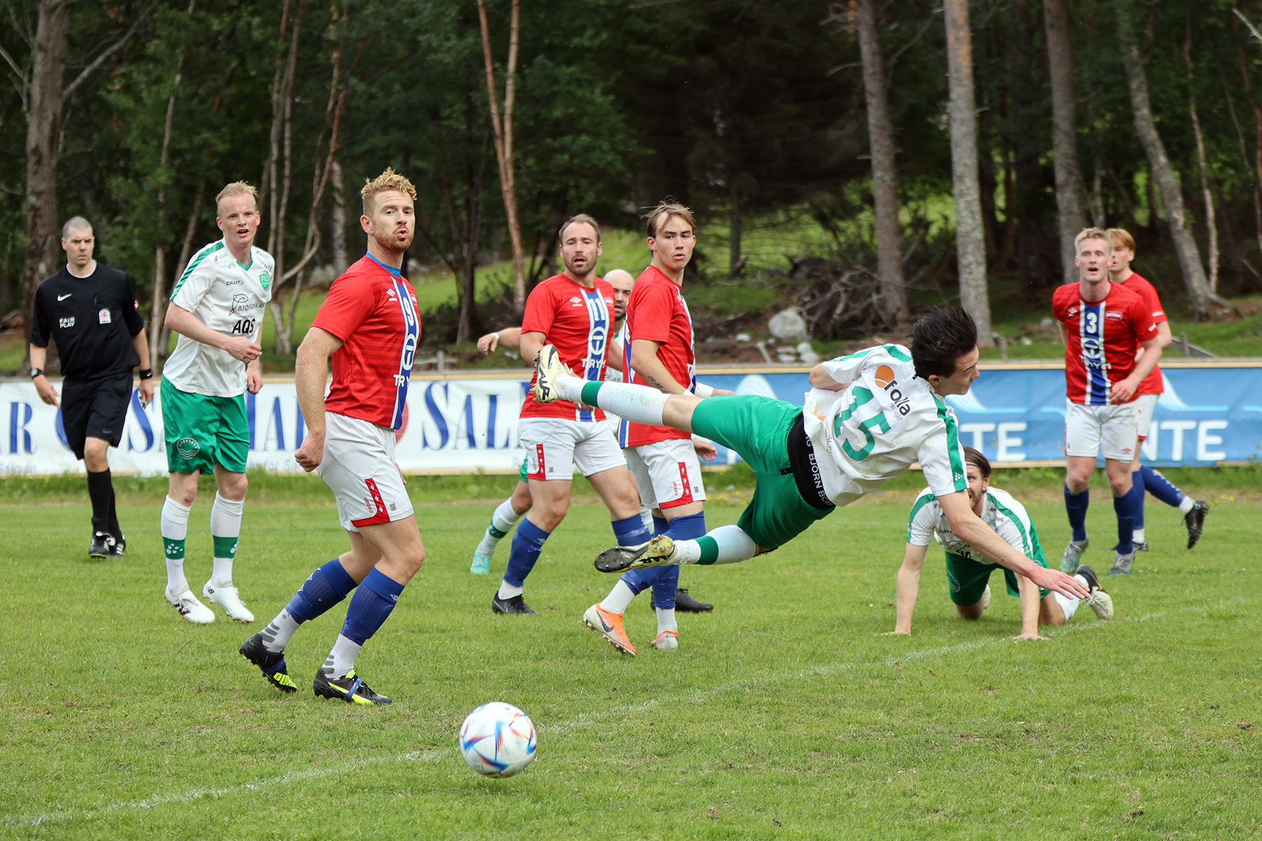 Lucas Haagensen rakk ikke ballen, og det gjorde heller ikke neste Flatanger-spiller.