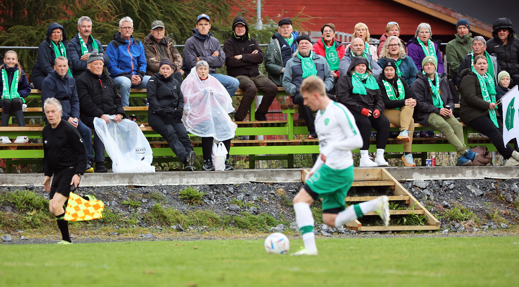Spenningen på tribunen var stor da Nicolai Forås stormet fram, men dessverre endte det ikke i scoring for Flatanger.