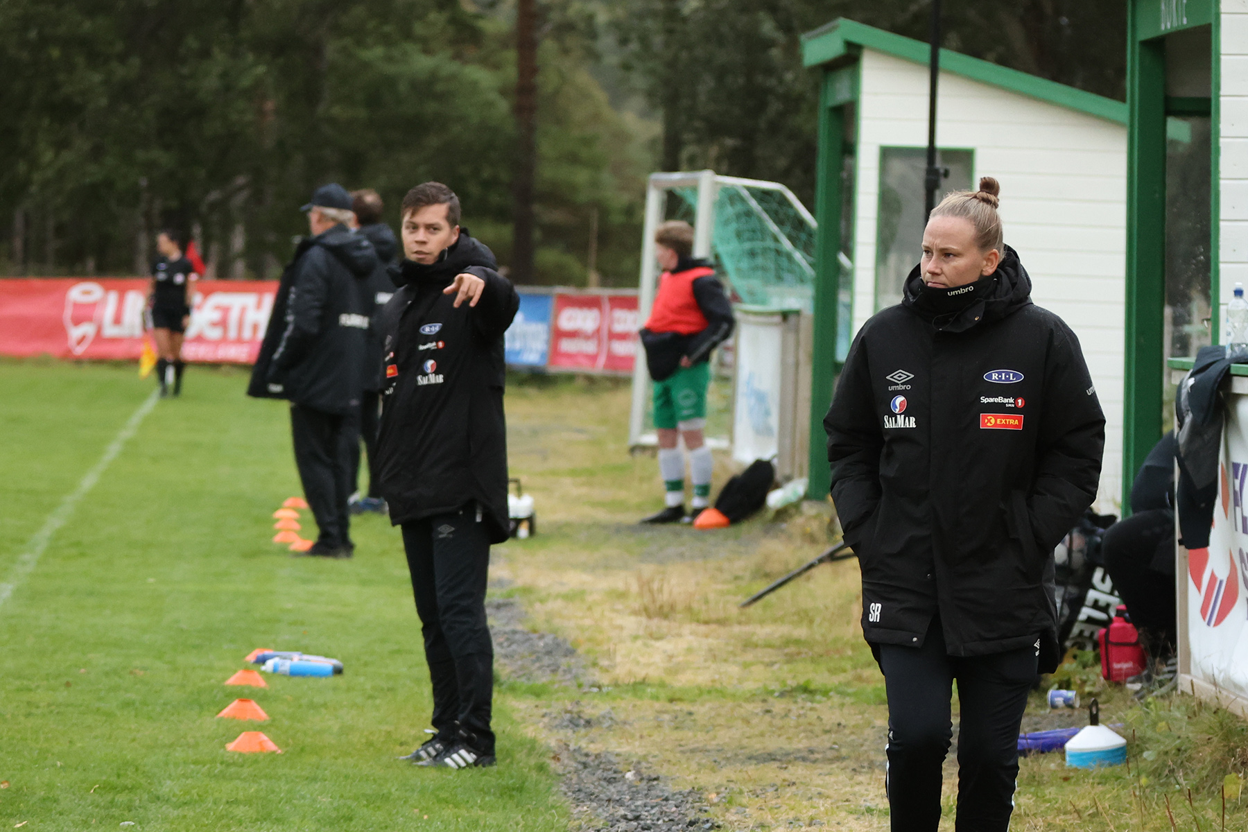 Trenerduoen Eskil Husby og Stine Pettersen Reinås tok ingen sjanser mot Flatanger, og satte inn tungt skyts for å sikre seg tre poeng.