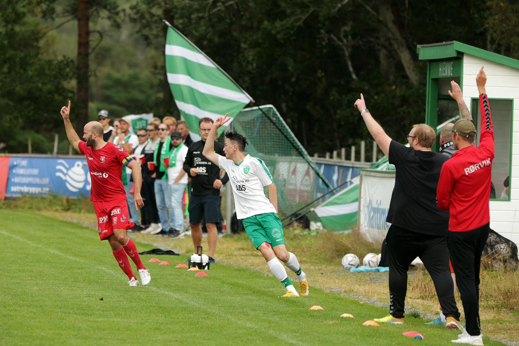 Begge lag var raske med &aring; forlange innkast...