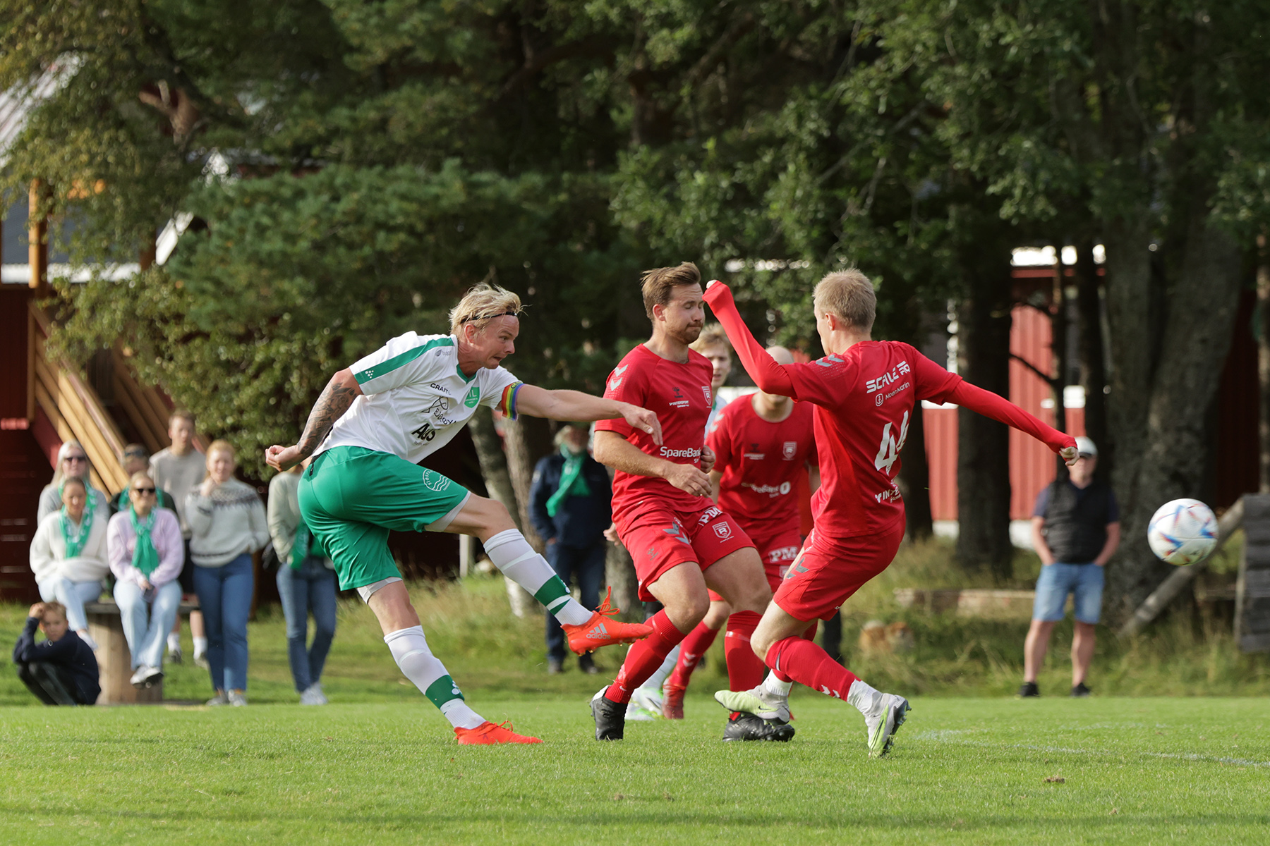 Alexander Hodd&oslash; Breistrand smalt i vei et langskudd mot slutten av kampen, men det gikk rett over tverrliggeren.