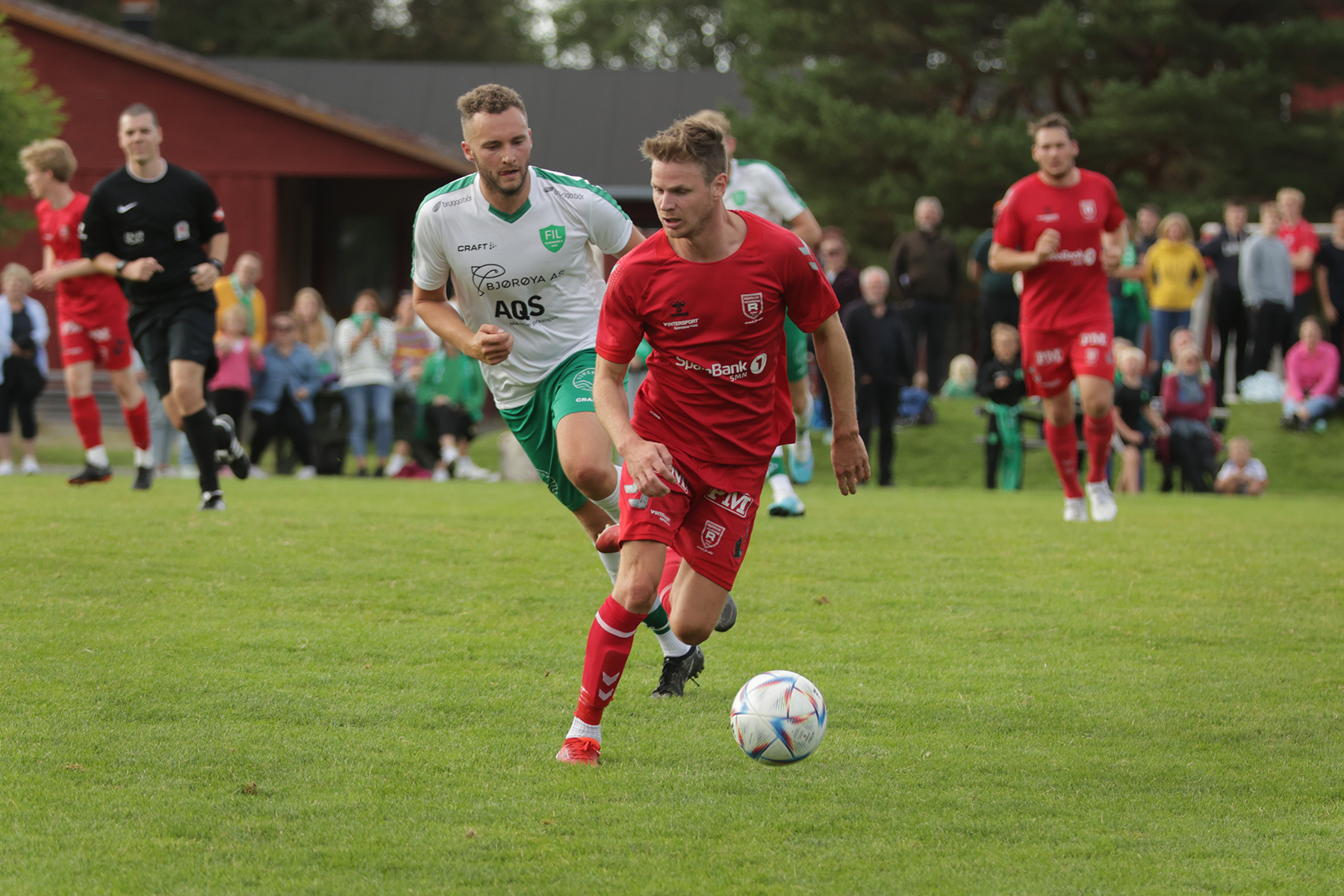 Benjamin Lein Fugl&aring;r i duell med en R&oslash;rvik-spiller.