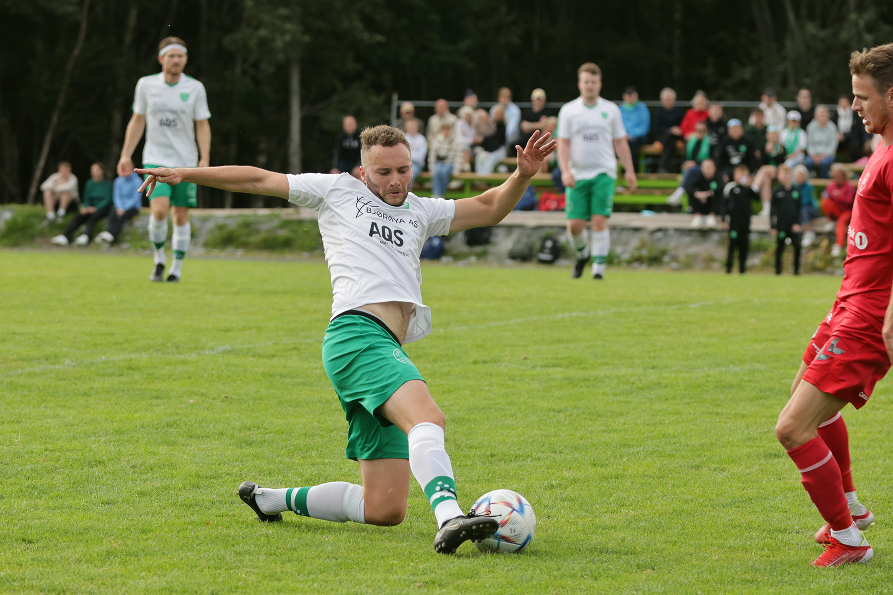 Benjamin Lein Fugl&aring;r n&aring;dde denne ballen.