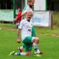 Alexander Hodd&oslash; Breistrand har sk&aring;ret Flatangers f&oslash;rste m&aring;l i kampen, og Ola Kristian Dahle H&oslash;stland er borte og gratulerer.