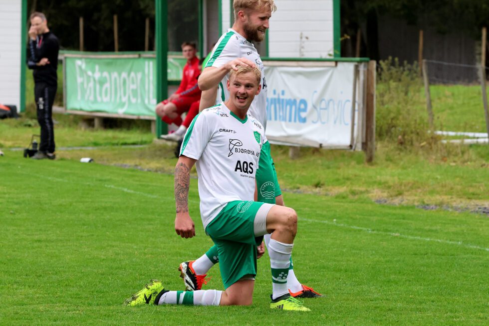 Alexander Hodd&oslash; Breistrand har sk&aring;ret Flatangers f&oslash;rste m&aring;l i kampen, og Ola Kristian Dahle H&oslash;stland er borte og gratulerer.