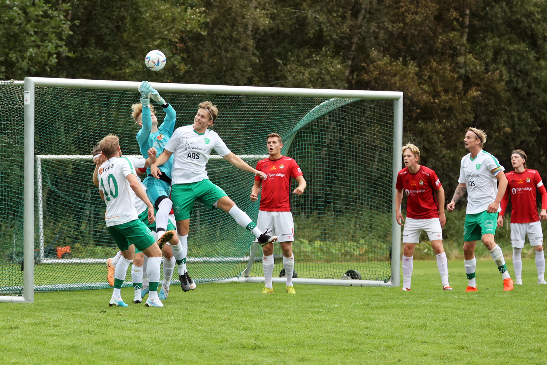 Bendik S&aelig;ther i duell med Stj&oslash;rdals-Blinks keeper, namsosingen Edvard Kol&aring;s Strand.