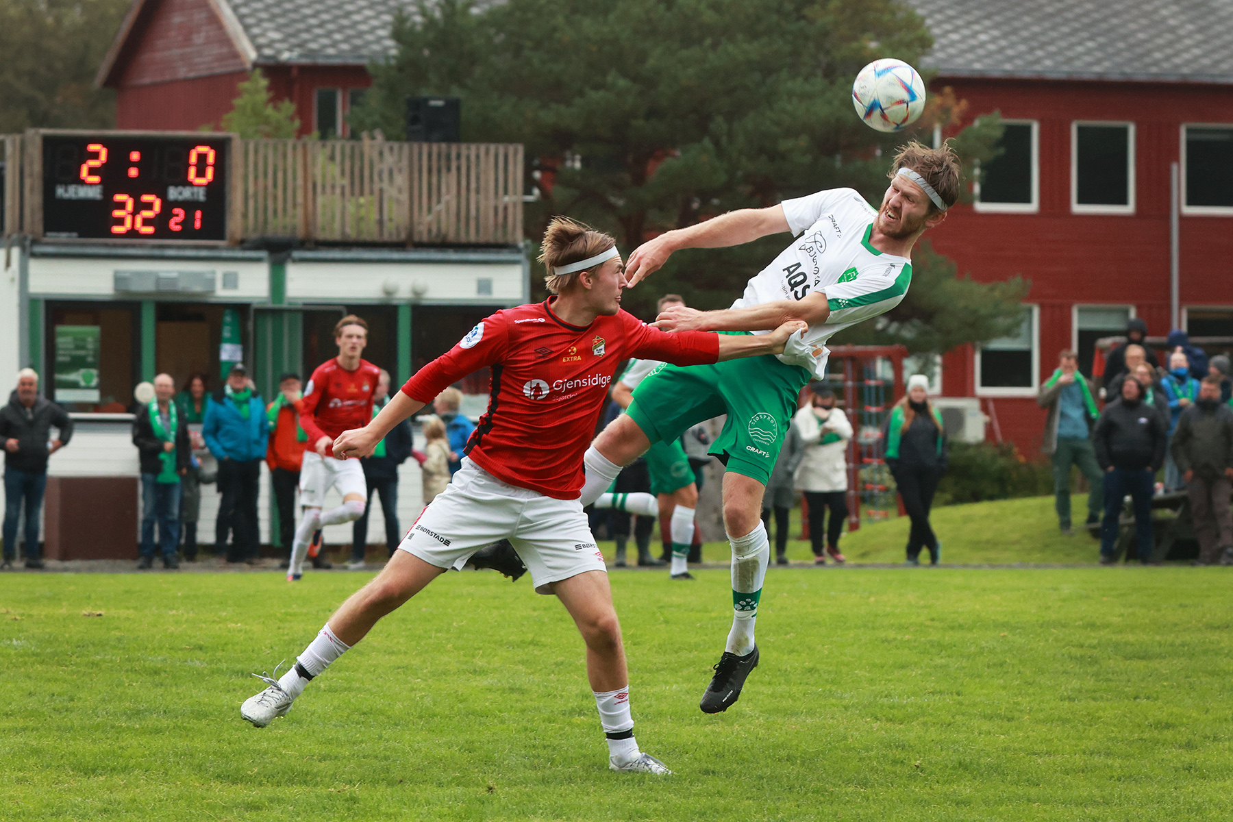 Flatanger fikk frispark for denne situasjonen. Karl Ivar Dahle H&oslash;stland ble holdt i skjorta p&aring; tur opp for &aring; heade.