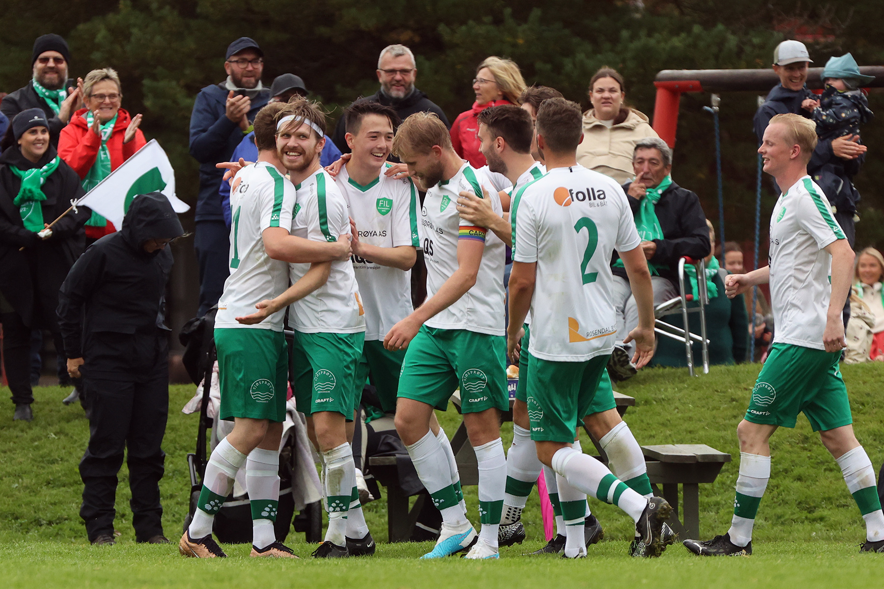 Karl Ivar Dahle H&oslash;stland hylles etter 3-0-m&aring;let.