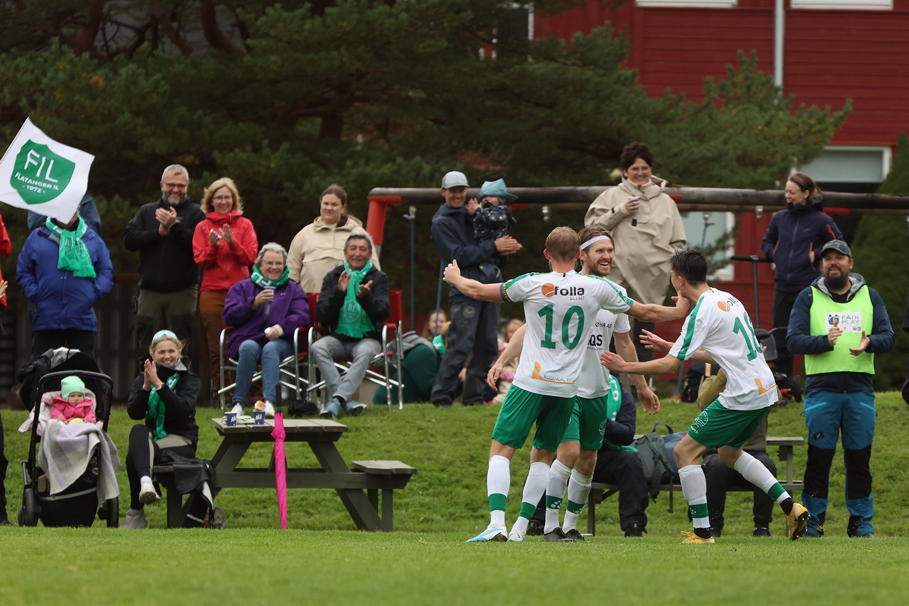 Ellevill juble b&aring;de p&aring; banen og tribunen da Karl Ivar Dahle H&oslash;stland satte inn 3-0-m&aring;let, og seieren var sikret.