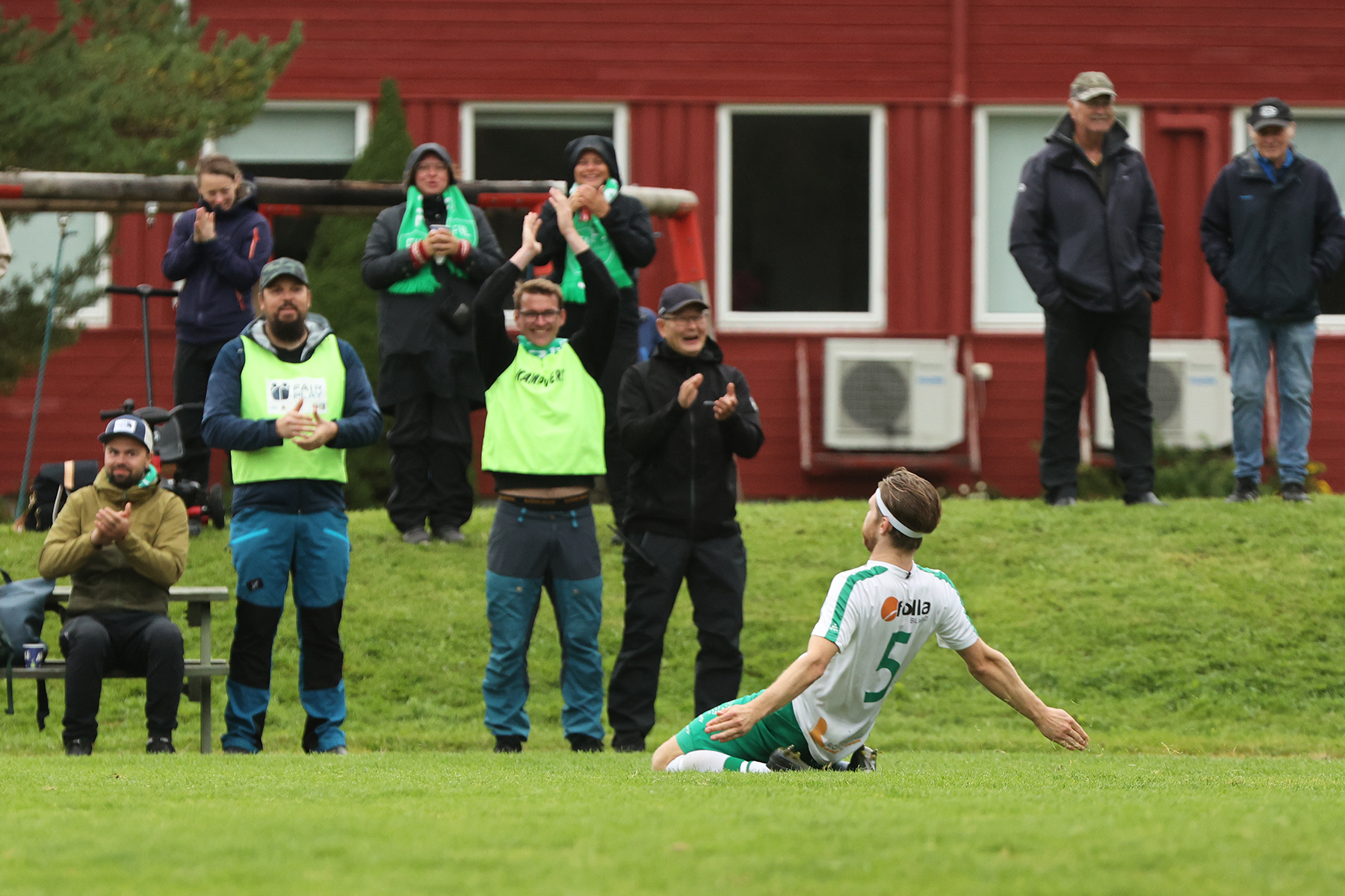 Karl Ivar Dahle H&oslash;stland glir inn mot publikum etter 3-0-scoringa.