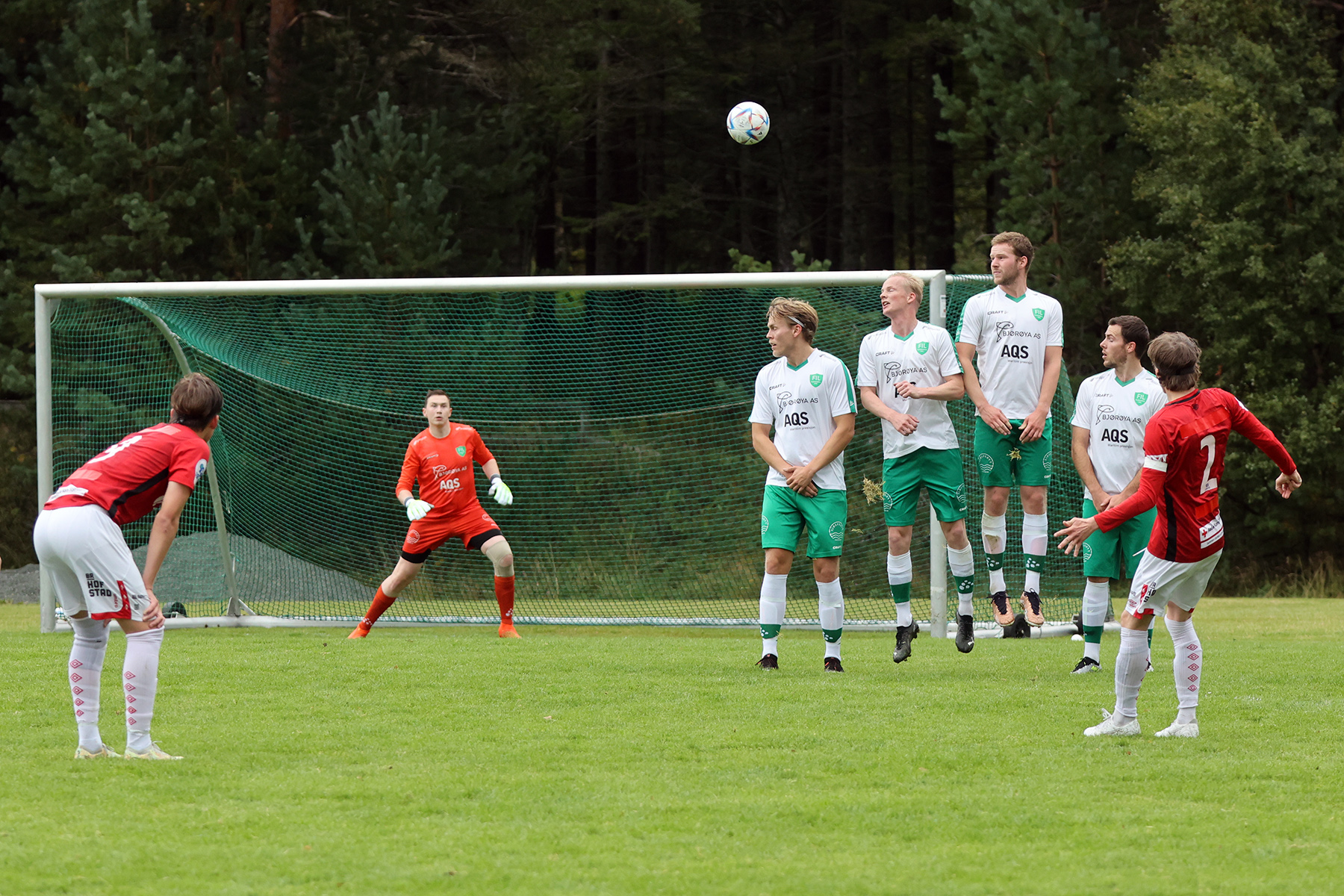 Mikael Dahle Strand sto st&oslash;dig i m&aring;l, og reddet blant annet dette frisparket.