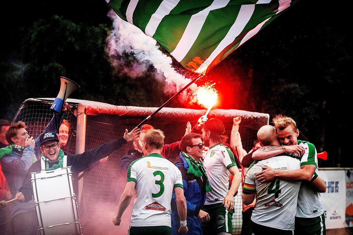 Ultras lover trøkk i Namsos 16. mai. (Arkivfoto: Hans Arne Vedlog)