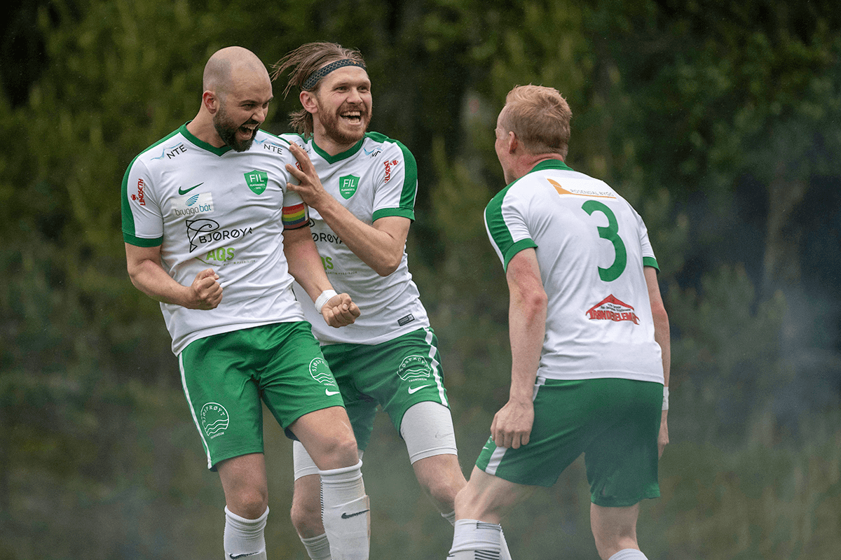 Karl Ivar Dahle Høstland (i midten) gleder seg til å møte nye lag neste sesong. Her jubler han sammen med kaptein Øystein Sexe Olsen og Thomas Hoddø Breistrand. (Arkivfoto: Kristian Dahle Klocke)
