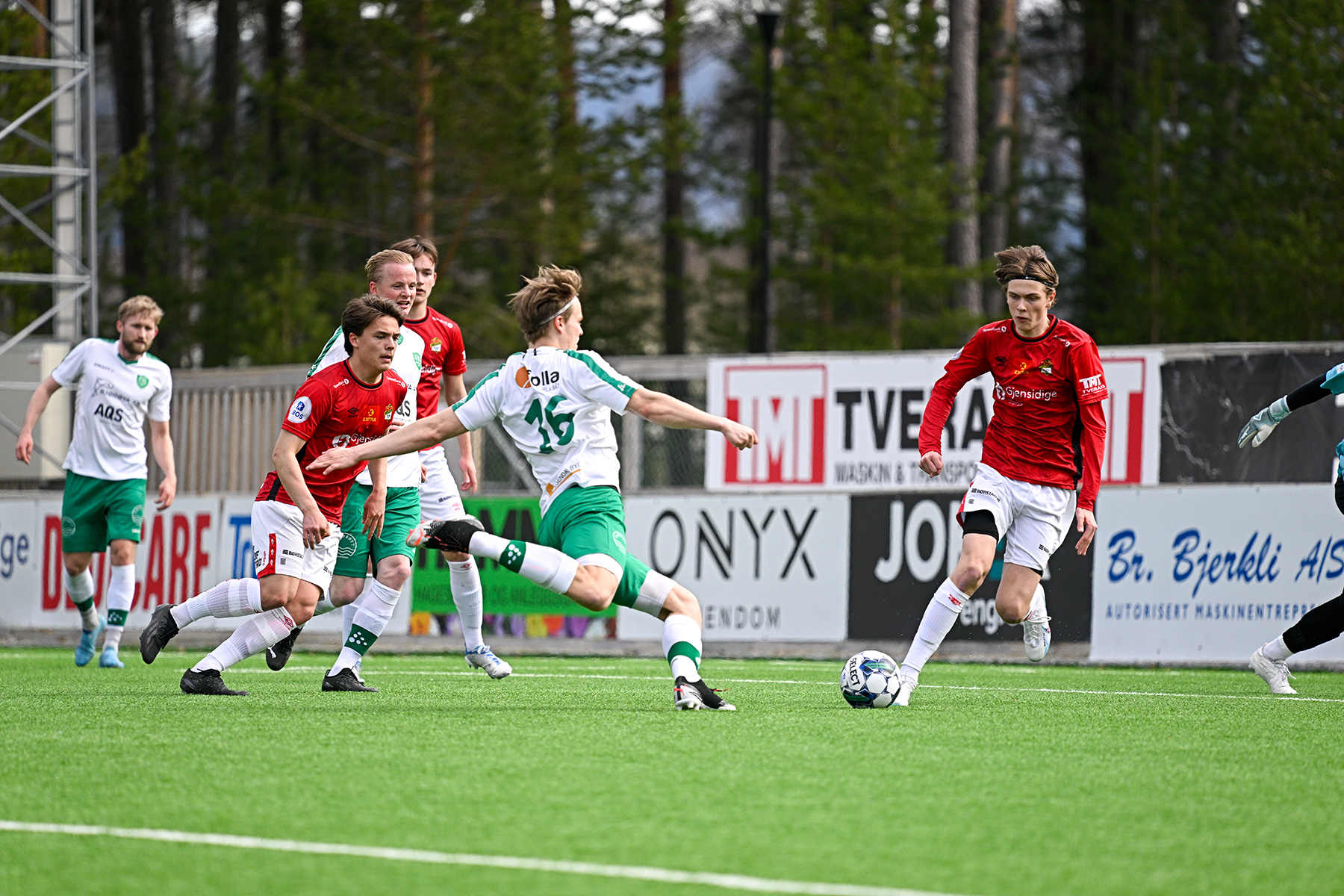 Bendik S&aelig;ther setter Flatangers andre m&aring;l. (Foto: Kristian Dahle Klocke)