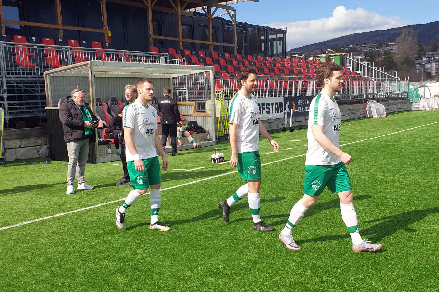 Innmarsj på M.U.S. Stadion på Sandskogan, fra venstre: Ole Kristoffer Fjeseth, Stein Arild Nergård og Andreas Krokstad Woll. (Foto: Håvard Angen Haarstadstrand)