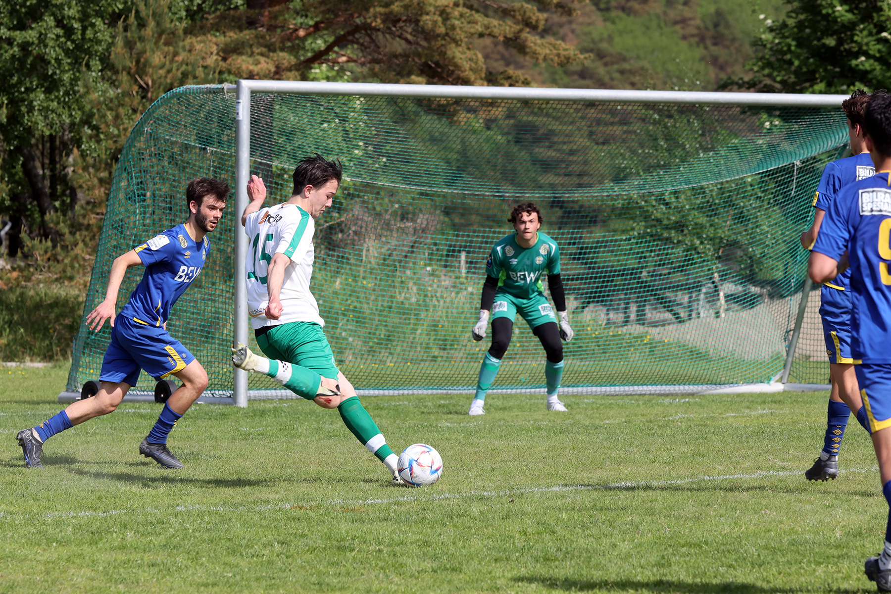 Lucas Haagensen i skuddposisjon, men keeper redder.