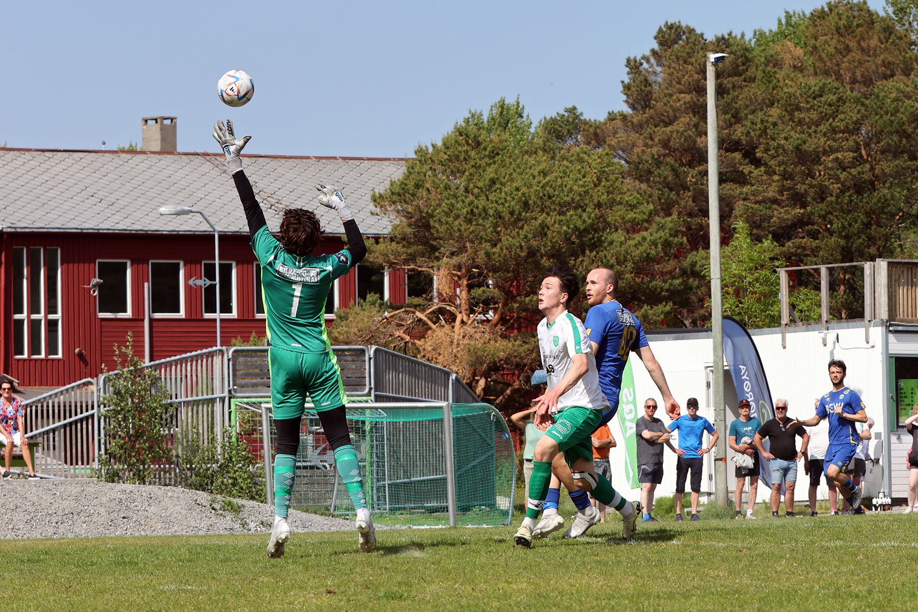 Strindheims forsvarer skulle nikke ballen inn til keeper, men den gikk i stedet over keeperen og i m&aring;l. Flatanger ledet 1-0.