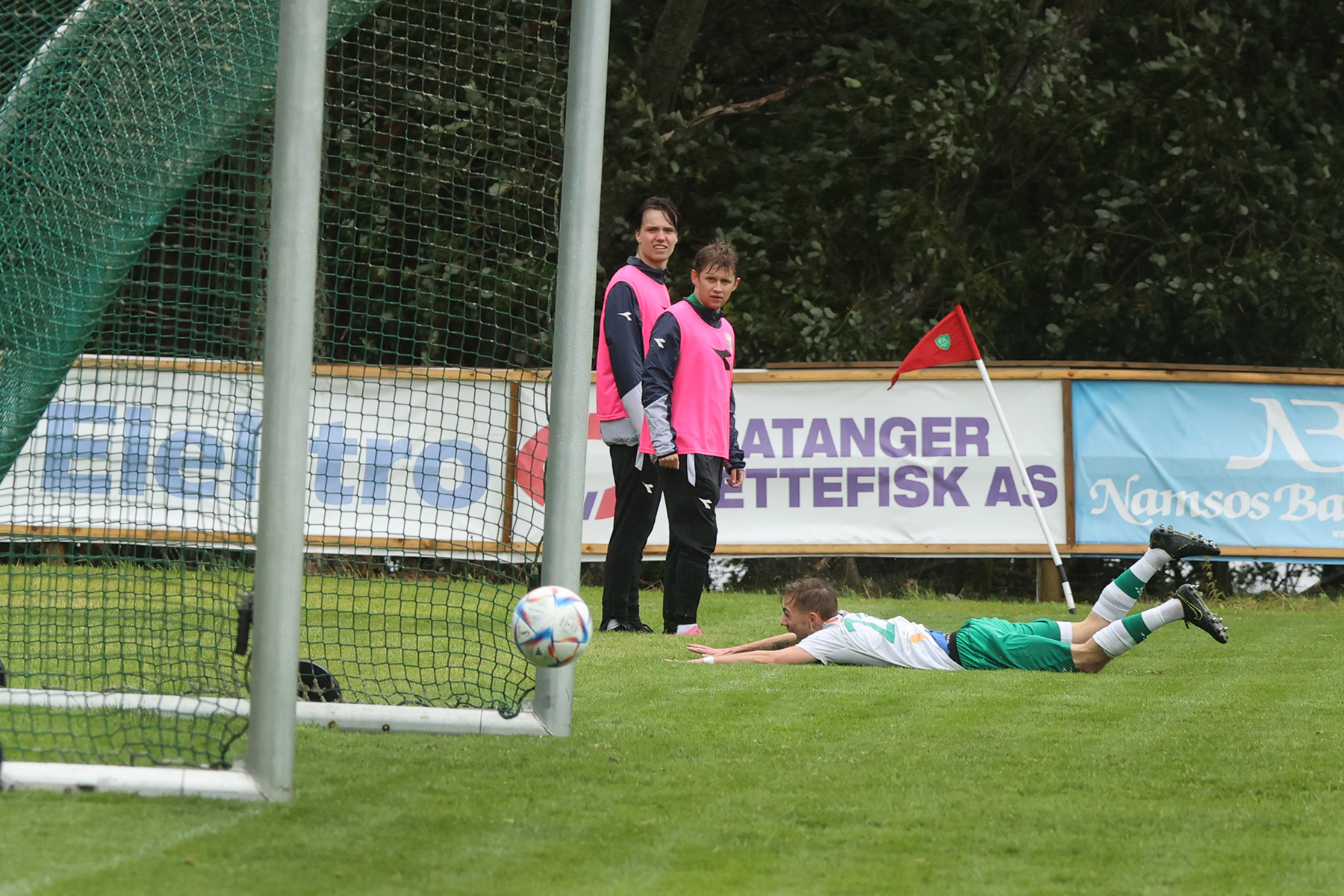 Ballen hadde rett kurs og Jesper Andreassen kan notere seg for kampens første mål.