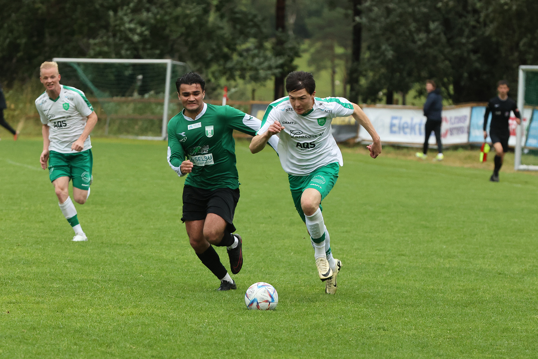 Spurtsterke Lucas Haagensen i kamp med en Tangmoen-spiller.