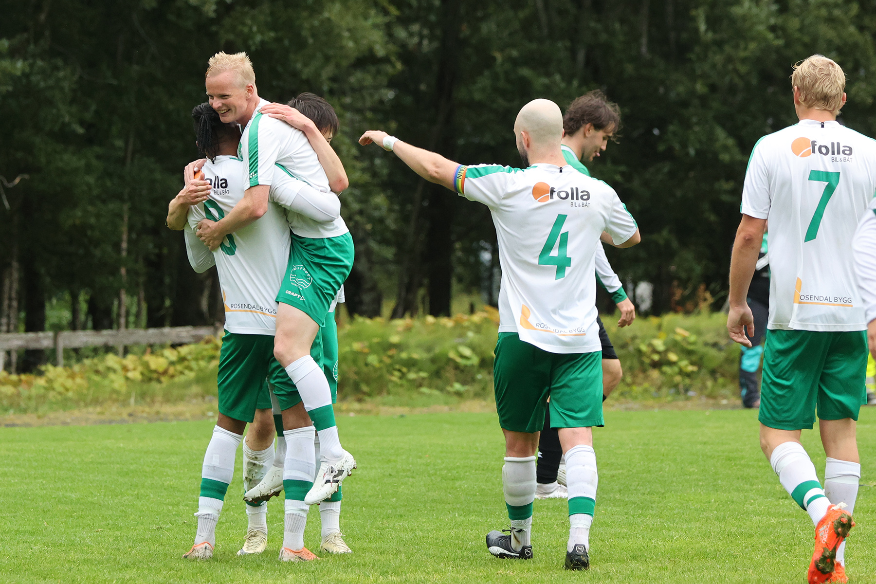 Thomas Hoddø Breistrand jubler etter 4-0-skåringa.