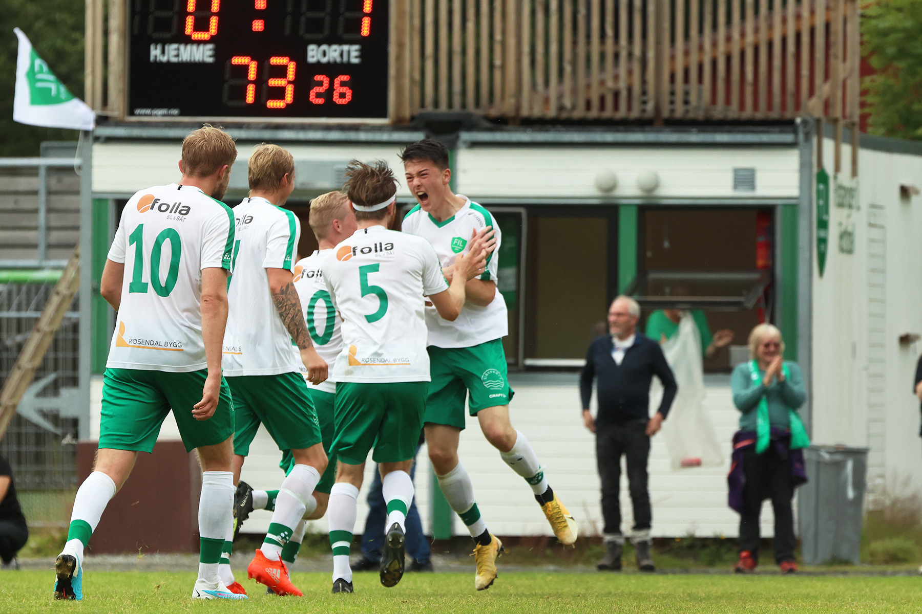 Lucas Leander Haagensen, lagkamerater og publikum slapp jublene løs etter utligninga.