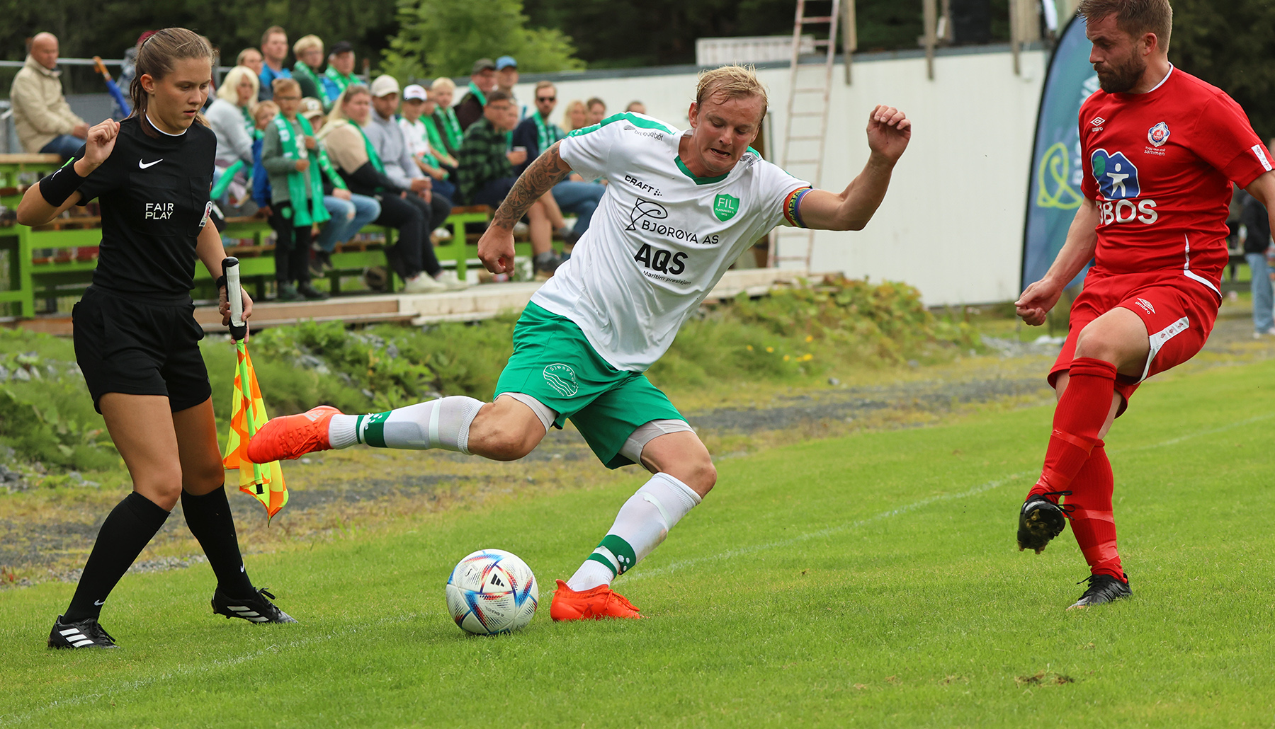 Alexander Hoddø Breistrand berget et innkast for motstanderen med dette skuddet.