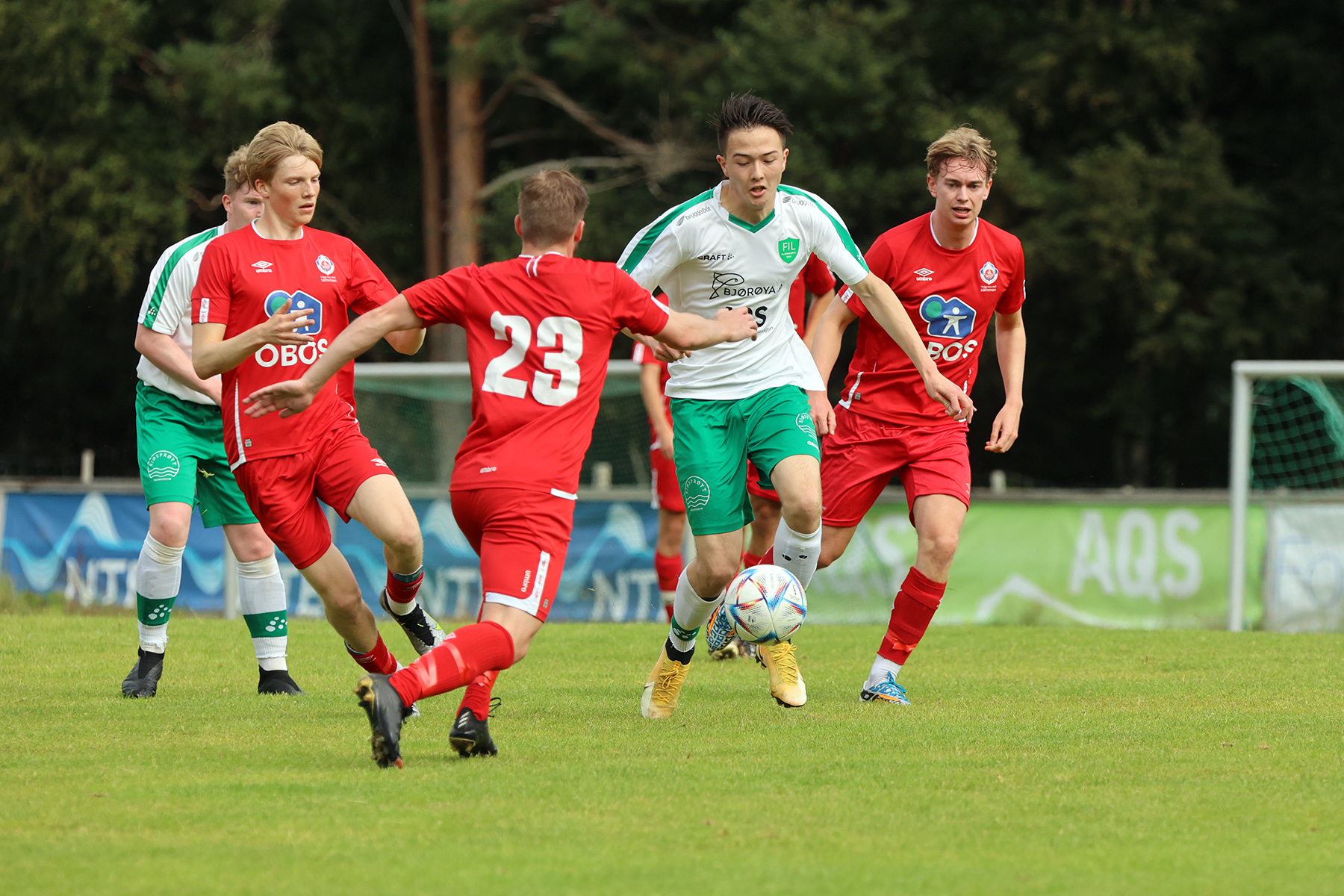 Lucas Leander Haagensen i duell med de rødkledte.